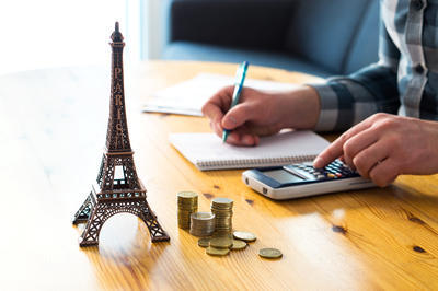 FRENCH GOVERNMENT RELEASES EXCEPTIONAL SUPPORT FOR FINANCIALLY EXPOSED STUDENTS STUDENTS Grants and financial aid covid-19 Higher Education Student life As part of support actions for disadvantaged youth in the context of the sanitary crisis, French Prime Minister Philippe released an additional €200 one-off support for students in precarious situation. In the wake of the French Prime Minister’s speech on May 4th, the Ministry of Higher Education, Research and Innovation detailed the terms of payment